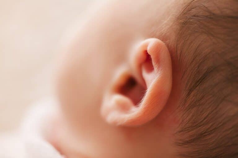 Eczéma dans l’oreille : symptômes, causes et traitement